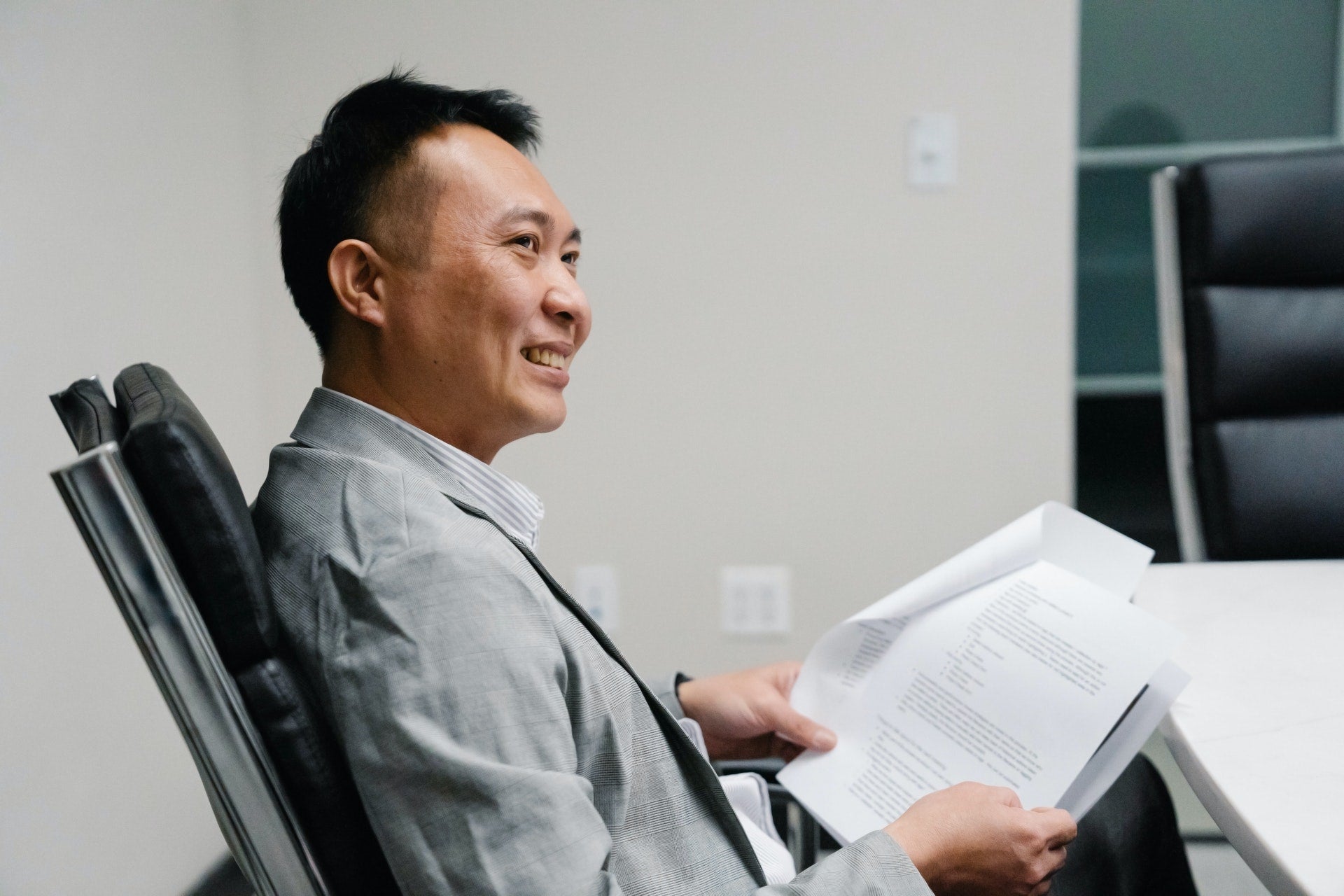 Choosing the Best Office Chair for SI Joint Pain
